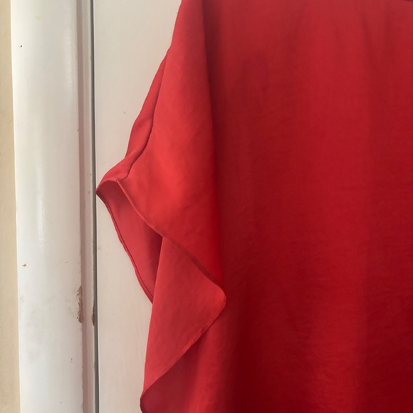 Beautiful Red Vince Camuto Blouse wavy sleeves & sides - Picture 5 of 8
